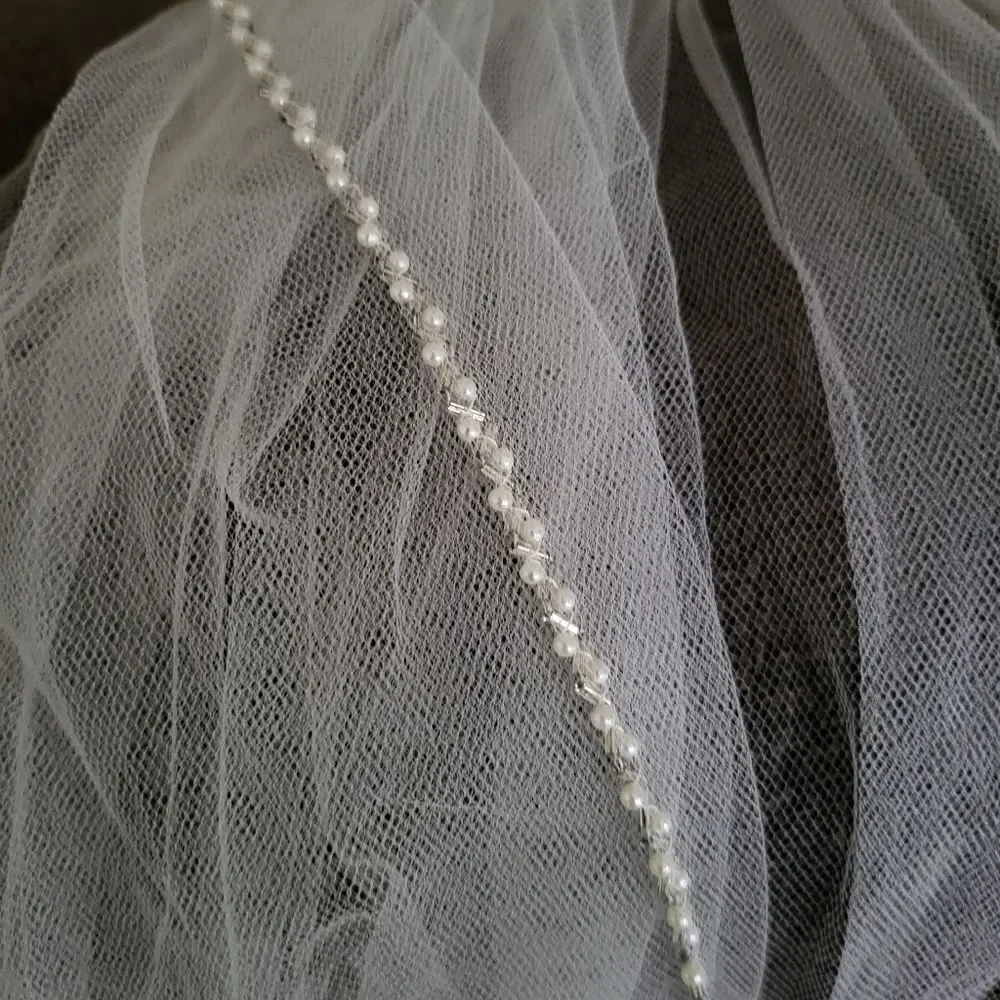 Bead trimmed veil